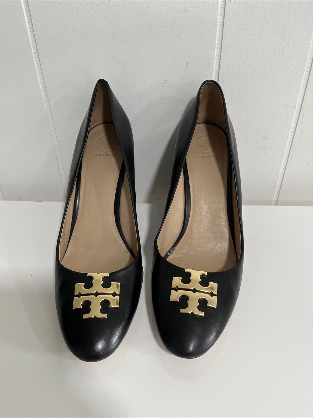 Tory Burch Black Leather Wedge Pumps Gold Logo Size 11M Classic Quiet luxury